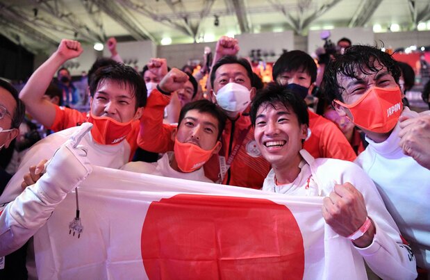 戦いを終え、破顔する「エペ陣」。4人の平均年齢は28.3歳と経験豊富なチームだった（2021年7月30日、千葉県・幕張メッセ）AFP=時事