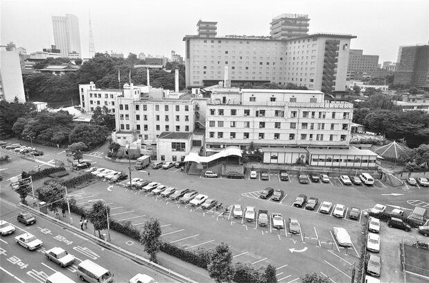 The Sannō Hotel in Minato, Tokyo, which closed for business on October 5, 1983. Established in 1932, it became the headquarters from which radicals plotted a coup in the February 26 Incident of 1936. In the postwar era, it was used as a US military facility. (© Jiji)