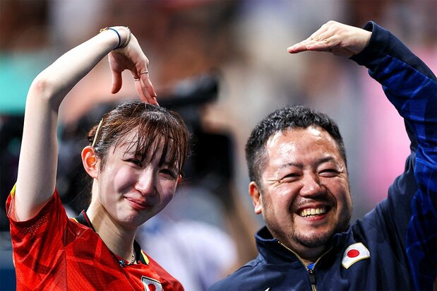 Hayata Hina celebra junto a su entrenador la medalla de bronce conseguida en los Juegos de París. (Reuters)