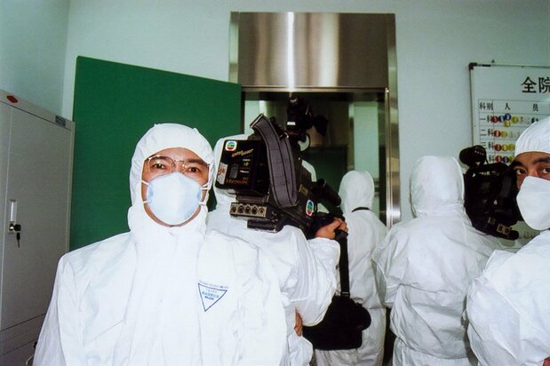 2003年4月17日、北京地壇医院の隔離病棟を取材する防護服姿の筆者（左）。左胸に香港などで使う繁体字で「中國地區專用」と印刷されていた