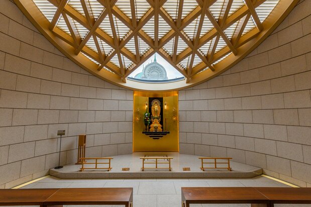 The altar of Tsukiji Honganji’s communal grave has a window that looks onto the dome of the main hall.