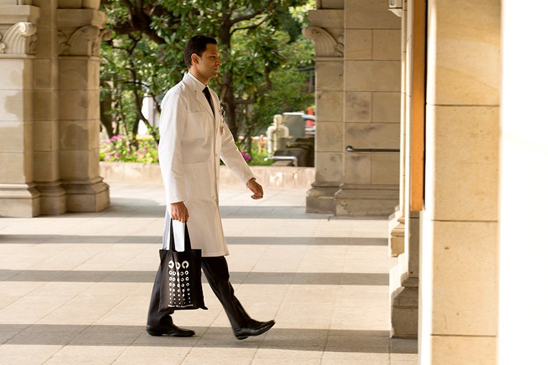 دكتور أسامه يتوجه إلى مقر عمله بمستشفى جامعة طوكيو العريقة.