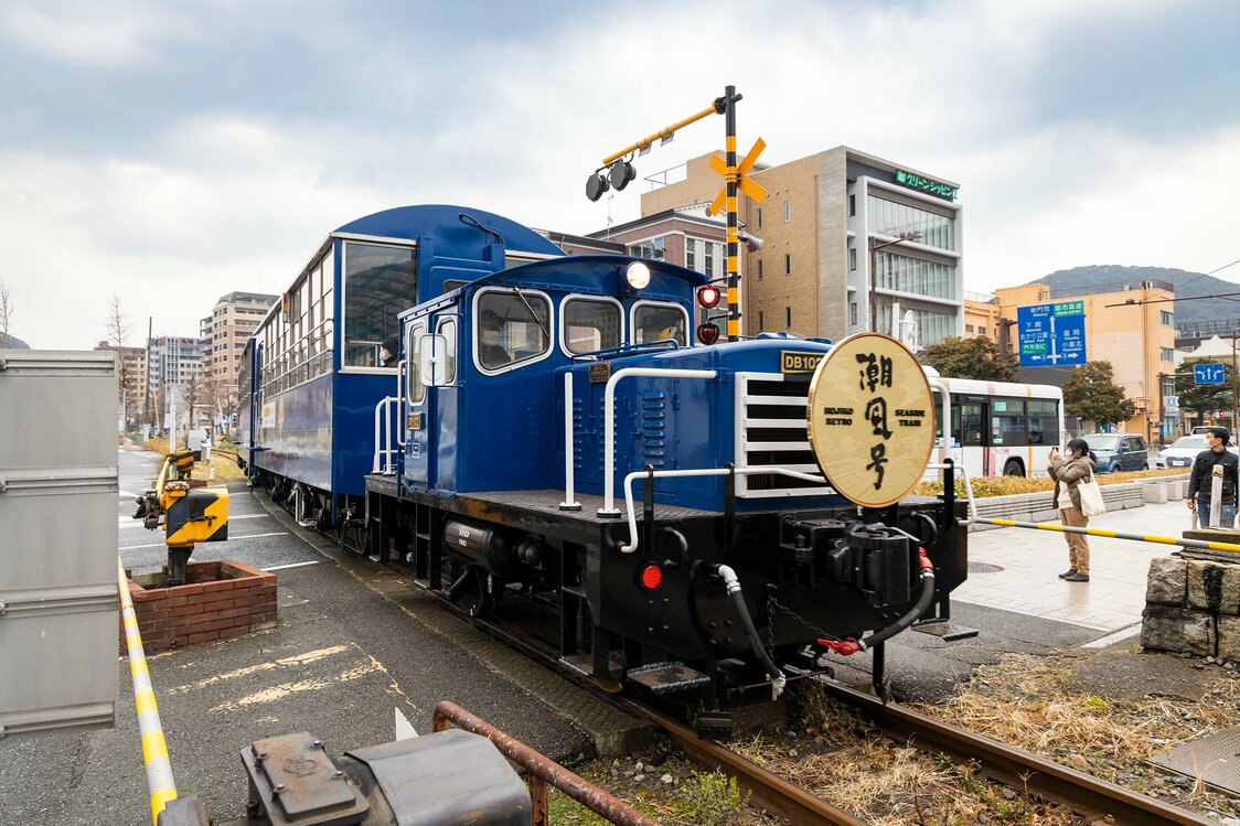 レトロな内外装で鉄道ファンや子どもに人気の潮風号。大人片道300円、小児150円で、1日乗車券などもある