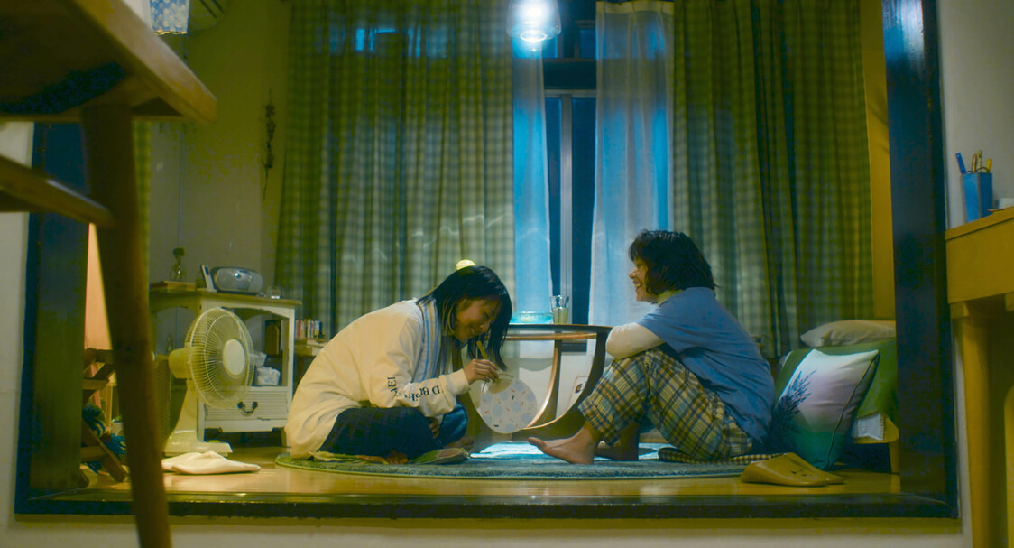 真奈が1人で暮らす部屋にすみれがやってくる　©2022 映画「やがて海へと届く」製作委員会