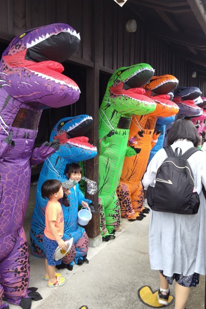 Dinos welcome passengers at Katsuyama Station, near the dinosaur museum. (© Watanabe Hiroshi)