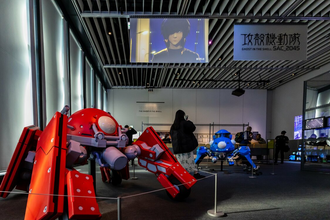 Life-size models of the popular characters, the AI-equipped tanks Fuchikoma (foreground) and Tachikoma. (© Nippon.com)