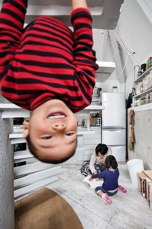 Las escaleras conducen desde la cocina hasta el primer piso.