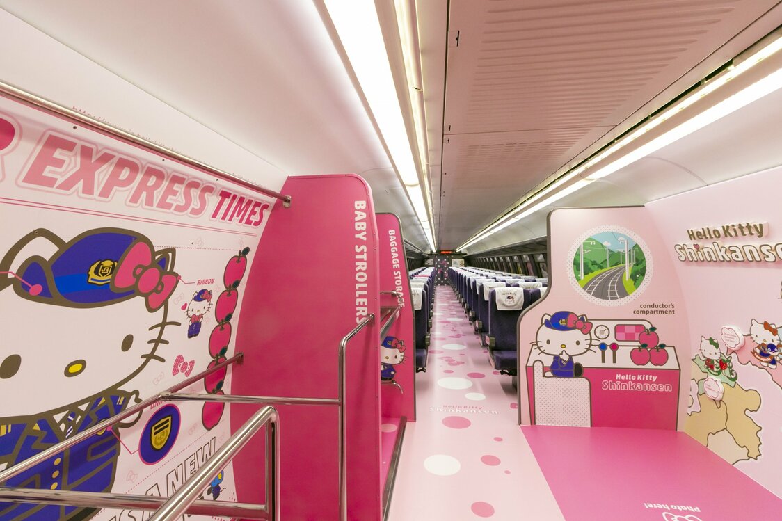2号車の「KAWAII! ROOM」。左側にはベビーカーや旅行カバン置き場がある
