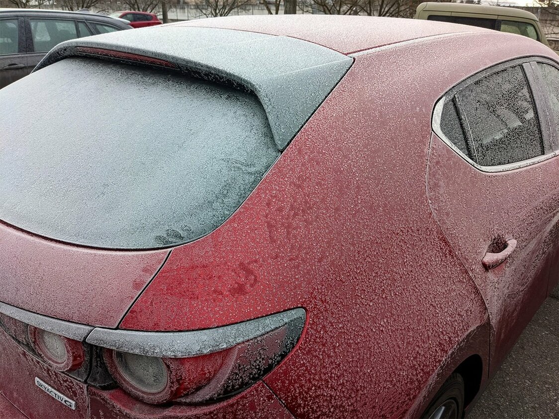 このカリカリが取れない！解氷スプレーの出番です（筆者撮影）