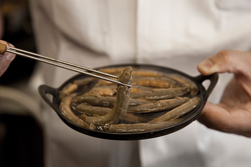The “dojō” loach fish are cultivated in quiet subterranean waters of Ōita Prefecture, then delivered to the restaurant alive to ensure freshness for customers.