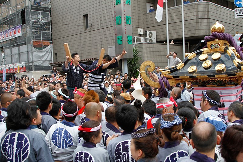 恩田击掌完毕，总神社神轿40分钟的游行开始了