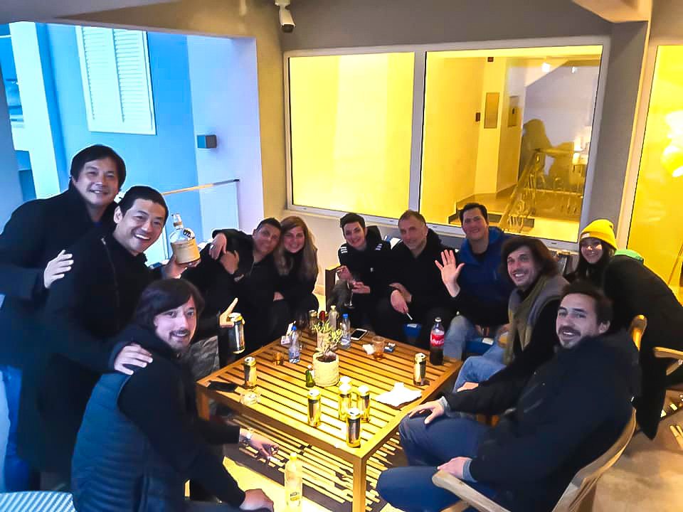 Komatsu (à l’extrême gauche) pose pour une photo avec le personnel juste avant son départ, le lendemain du dernier jour de tournage (Photo personnelle de Komatsu Satoru)