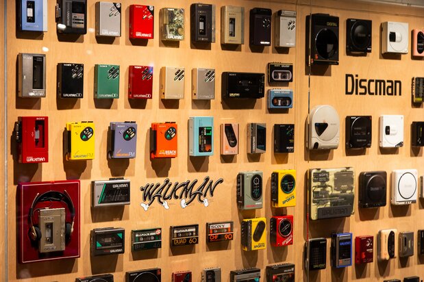 ウォークマン40周年記念イベント「#009 WALKMAN IN THE PARK」で展示された歴代機種=2019年7月1日、東京・Ginza Sony Park(撮影=ニッポンドットコム編集部)
