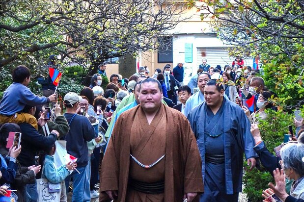 到常立寺參拜的照之富士等一行人(筆者攝影)
