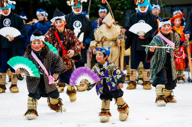 Les enfants participent aussi au festival, habillés de dotera, les manteaux matelassés typiques de cette région aux hivers très froids. (© Haga Library)