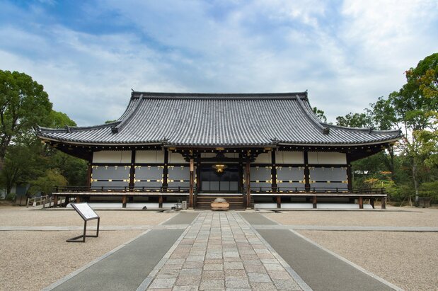 本尊である阿弥陀如来像が祀（まつ）られる金堂。御所の正殿・紫宸殿（ししんでん）を寛永年間（1624〜43）に移築したもので、国宝に指定される