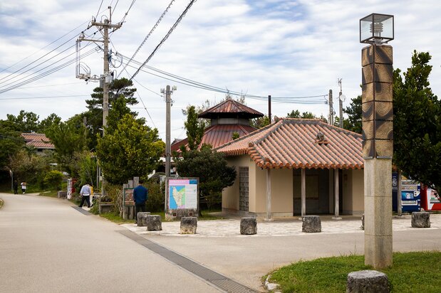 位于陶器之乡入口的大型停车场。读谷村粘土、水和木柴资源丰富，为制陶必不可少