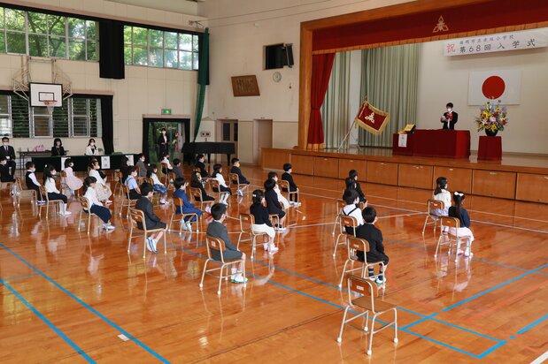 紧急事态宣言解除之后,福冈市内某小学在6月23日举行了小学生入学仪式。3个班级错开时间分别举行入学仪式。所有人都戴口罩,并且省略了以往由六年级学生致欢迎辞等环节(时事社)