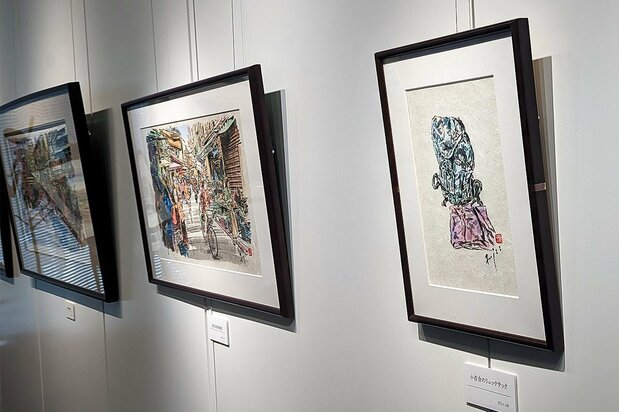 2023年3月に東京虎ノ門の台湾文化センターで開催された個展の様子。右端の絵には小百合さんが生前使っていたリュックサックとスカーフが描かれている