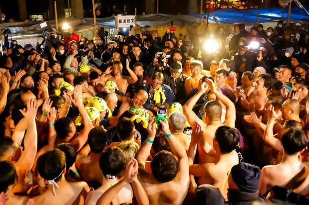 Some 270 naked men and 400 members of the press at the end of the final Sōminsai festival, exceeding the numbers of previous years. (© Haga Library)