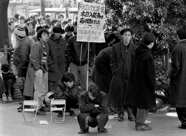 爆発的人気となった「ドラゴンクエストⅢを手に入れようと全国の家電量販店などには徹夜の行列ができた(1988年2月20日、東京・東池袋のビックカメラ店前)