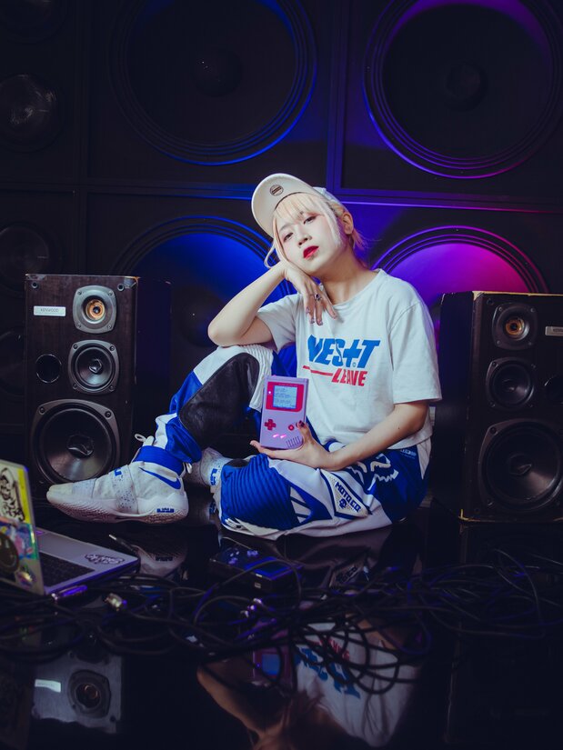 L’artiste Toriena est une figure emblématique de la musique chiptune, qui utilise la puce sonore d’anciennes consoles de jeux vidéo pour créer des œuvres d‘une complexité et profondeur étonnantes. (© Irwin Wong, Gestalten)