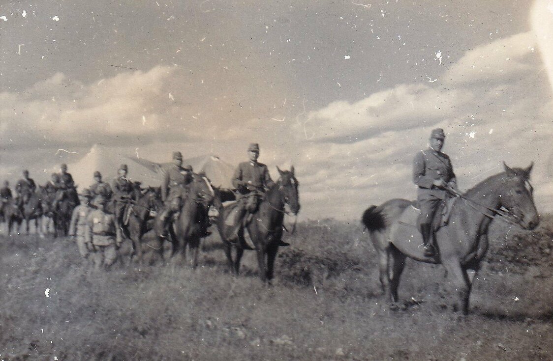 El teniente general Higuchi (centro), como comandante de la V Región Militar, durante una inspección a las regiones de la tundra, en la mitad norte de la isla de Karafuto (actual Sajalín). (Cortesía de Higuchi Ryūichi)