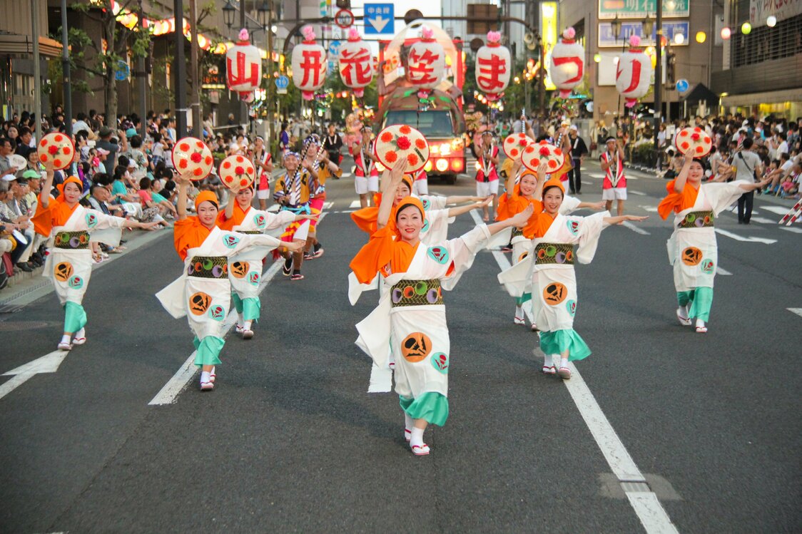 Women dance the graceful “Kunpū mogamigawa.” (© Yamagata Prefecture Hanagasa Council)