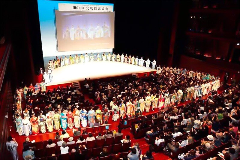 4月29日举办了已完成设计制作的前100个国家的和服发布会（照片来自Imagine Oneworld 官网）