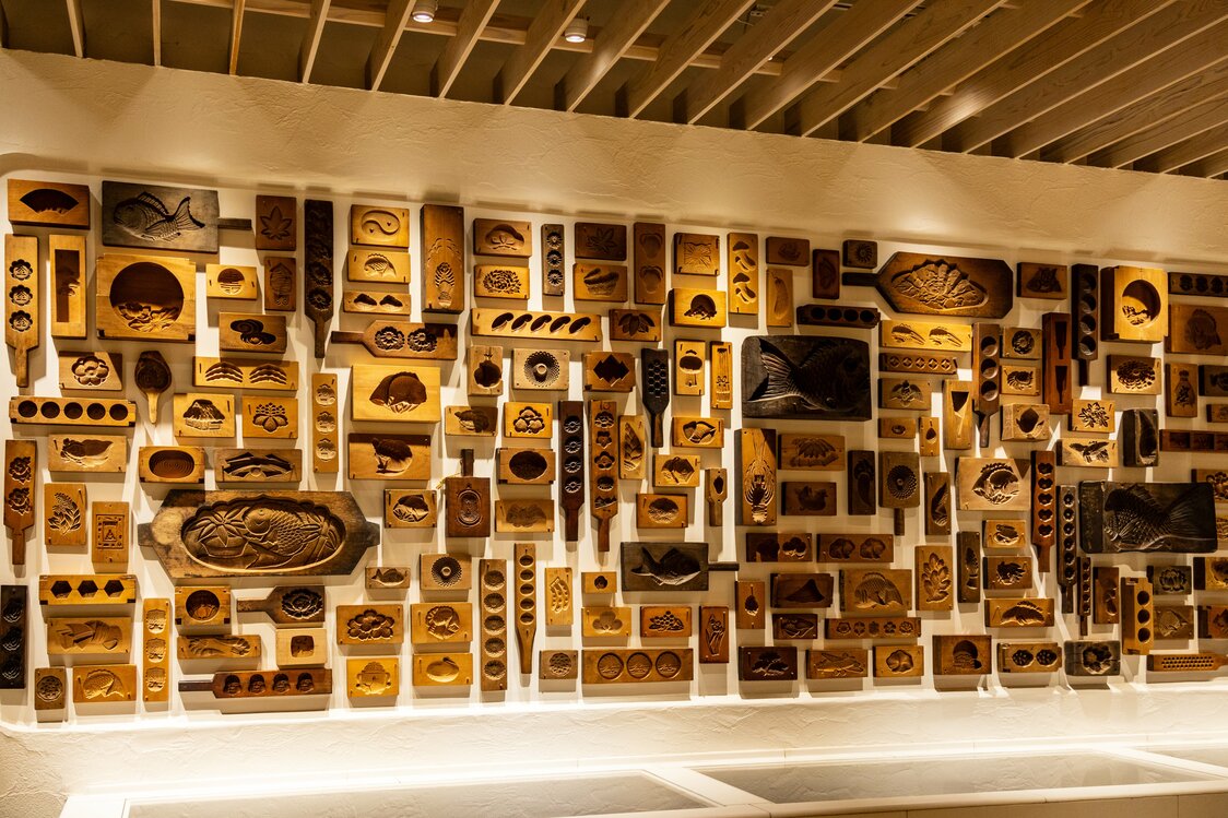 Wooden molds used in sweet-making are displayed like works of art. (© Nippon.com)