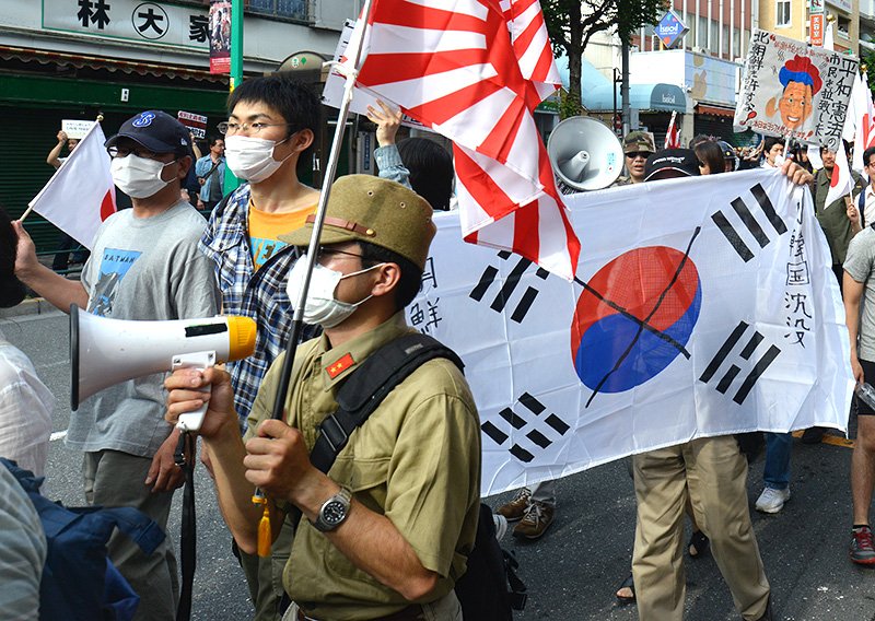 在日外国人の排斥を主張するヘイトスピーチ（憎悪表現）デモをする若者たち／2013年6月、東京都新大久保（写真提供＝時事）