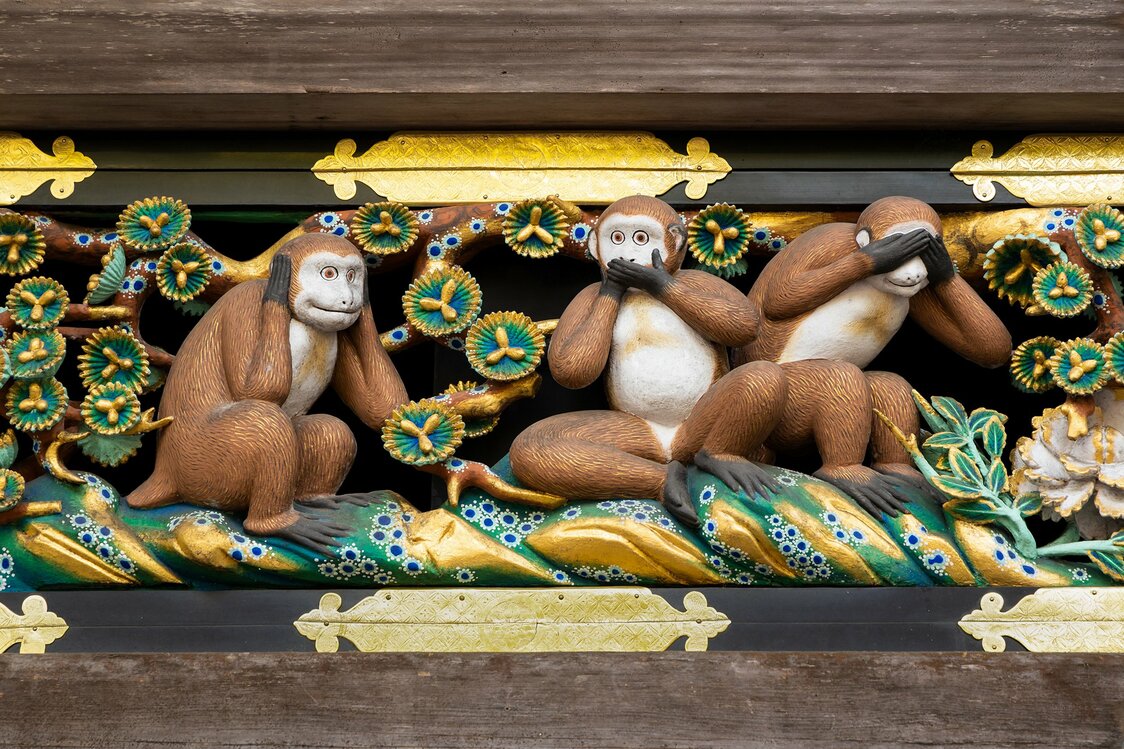 La talla de Los tres monos sabios se encuentra en el segundo panel de frente por la izquierda. Hay quienes se sacan una foto imitando a estos simios como recuerdo de la visita. (Imagen de la redacción de nippon.com)