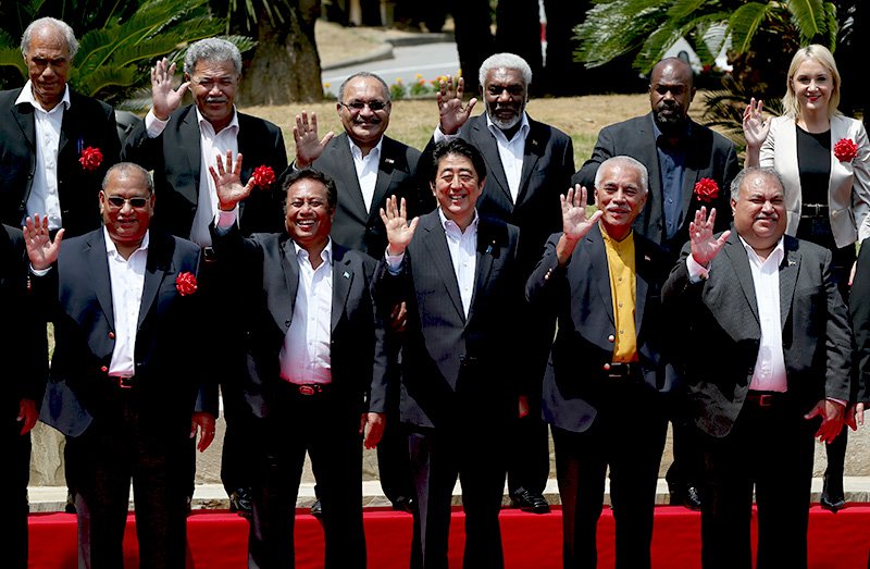 Fotografía conmemorativa con el primer ministro Abe (en la primera fila, en el centro) y otros líderes de las islas del Pacífico el 23 de mayo de 2015 en Iwaki, Fukushima. (© Jiji)