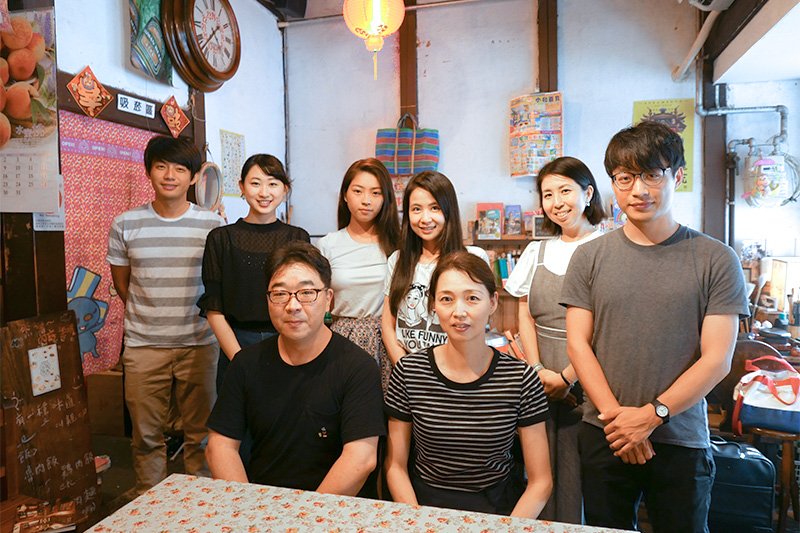 台湾人留学生、お客さんらと平岡さん夫妻（撮影：一青 妙）