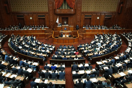 日本首相高市早苗(講台上)5日下午在眾議院全體會議發表施政方針演說