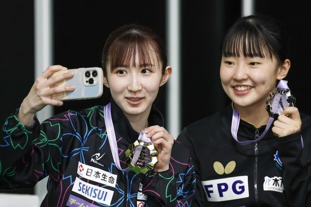 早田希娜(左)在今年1月举行的日本乒乓球全国锦标赛上夺冠后,与排名第二并同获巴黎奥运会入场券的张本美和合影留念(2024年1月28日,东京体育馆,共同社)