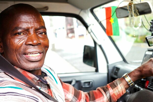 Emile driving his food truck. He has lived in Japan for nearly 30 years. (© Kumazaki Takashi)