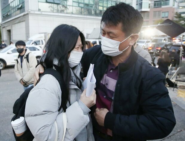 家长送考生去考场，首尔（图片：共同社）