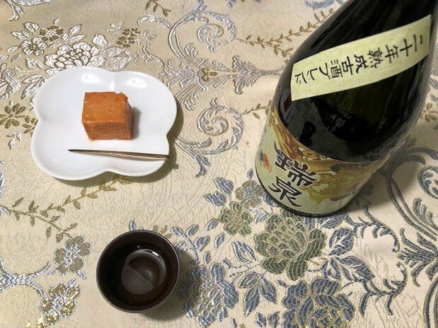 評者が味わった泡盛の古酒と豆腐よう(2022年7月30日、都内で撮影)