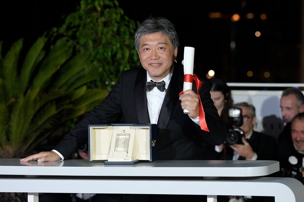 カンヌ国際映画祭コンペティション部門で『怪物』が脚本賞を受賞。先に帰国した坂元裕二に代わって是枝裕和監督が授与式に出席した ©2023「怪物」製作委員会