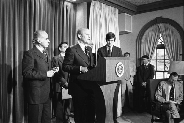 1976年3月24日、ワシントンDCのホワイトハウス記者会見室で、全国的なインフル予防接種プログラムを発表するフォード大統領(Photo by Ricardo Thomas/Gerald R Ford LIbrary/PhotoQuest/Getty Images)