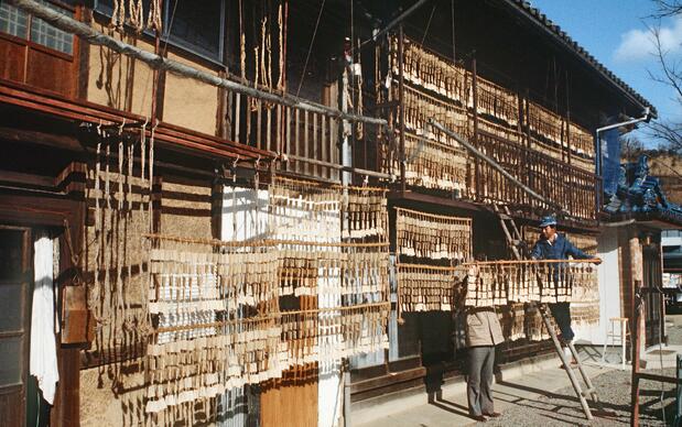 Making frozen tōfu in the city of Fukushima in December 1983. (© Jiji)