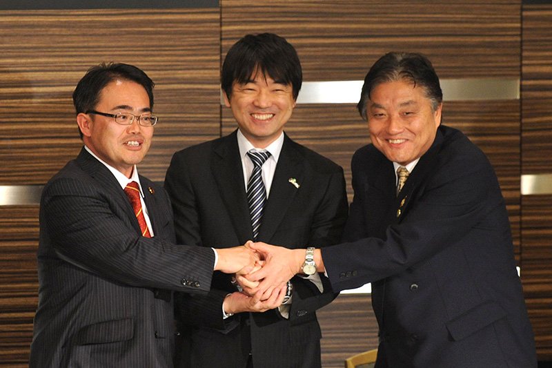 橋下徹氏（中央）と握手する河村たかし氏（右）と大村秀章氏（左）（2010年12月20日、写真＝産経新聞社）。河村氏は1993年の衆議院選挙に日本新党（代表：細川護煕氏）から立候補して初当選。衆議院議員5期目途中（当時は民主党所属）の2009年4月に議員を辞職して名古屋市長選挙に出馬、市民税10％減税などを公約に掲げて当選した。河村市長提出の減税条例は同年11月に市議会で可決されたが、2010年3月に市議会側が条例を1年限りに修正。減税の恒久化や市議報酬半減などで市議会と対立したことから、河村氏は市議会解散のリコール（直接請求）を市民に呼び掛けた。リコール成立後の2010年12月には河村氏が「（市民の）信を問いたい」として市長を辞職し、2011年2月に市長選挙、市議会解散の是非を問う住民投票、任期満了を迎えていた愛知県知事選挙の「トリプル投票」が実施された。この投票に河村氏が代表を務める「減税日本」は衆議院議員（自民党所属）を辞職して県知事選に立候補した大村氏と連携して臨み、河村氏の市長再選、大村氏の県知事当選、市議会解散に成功した。「減税日本」は翌月行われた市議会議員選挙で自民党や民主党、公明党を抑え、市議会第一党に躍進した。