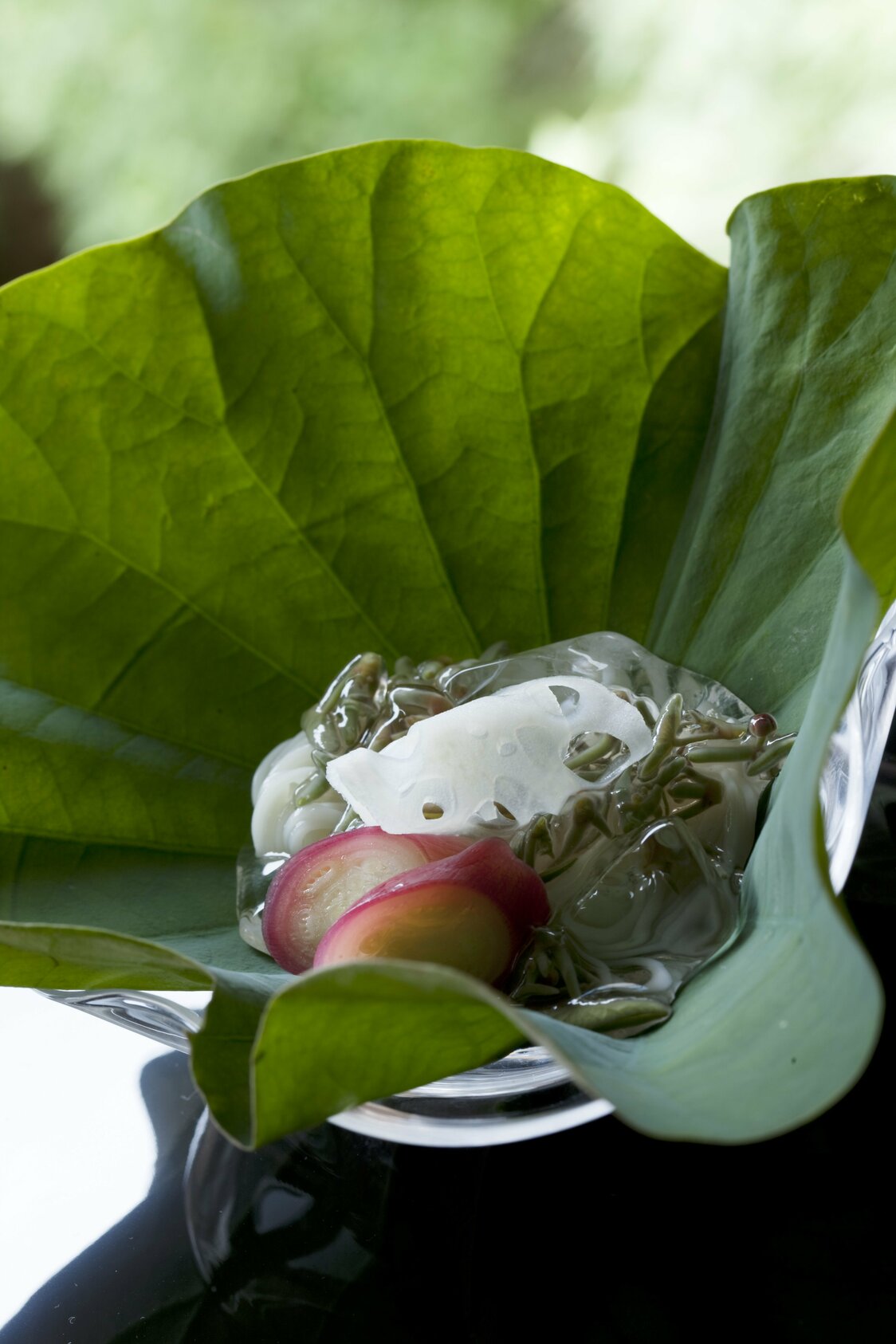 À Kôdaiji Wakuden, donner à la cuisine l’occasion de s’exprimer librement est un principe culinaire essentiel. Ce plat joue sur la texture gélatineuse du junsai, une plante aquatique comestible (© Kôdaiji Wakuden).