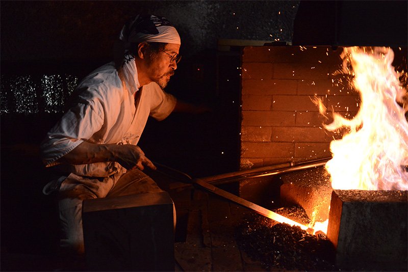 Miyairi trabaja solo y en silencio en su taller. El fuego hace que en verano el ambiente llegue a superar los 40 grados.
