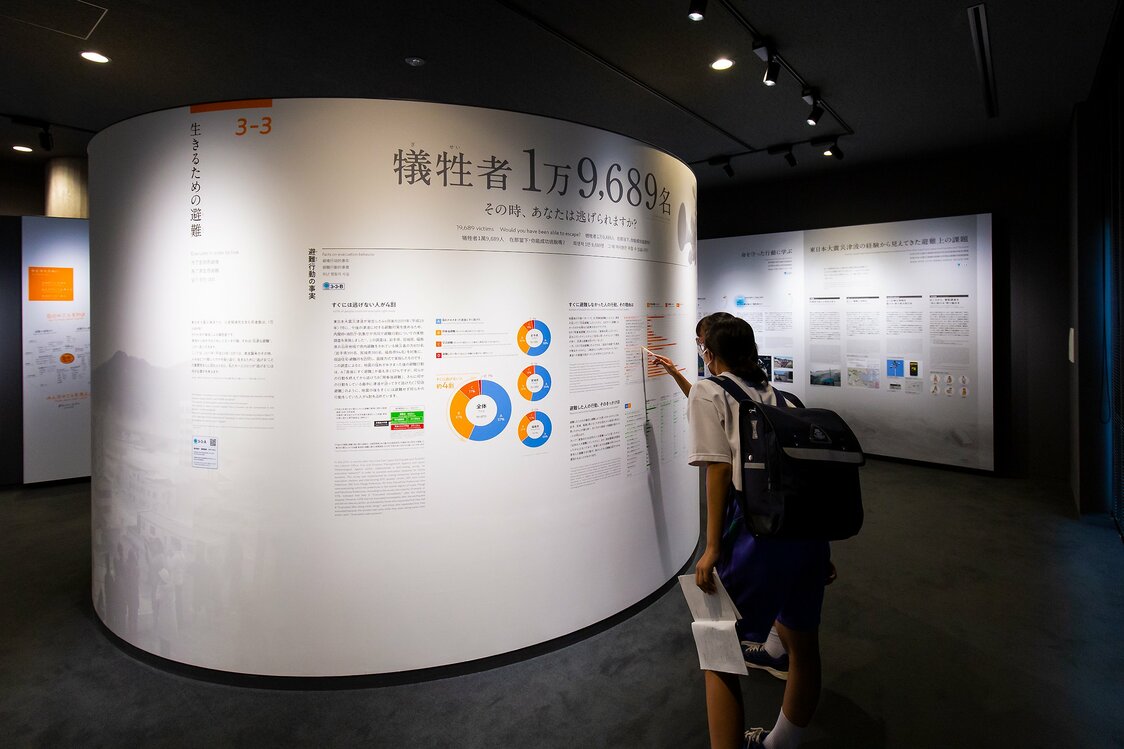 Estudiantes de secundaria concentrados en la exposición.