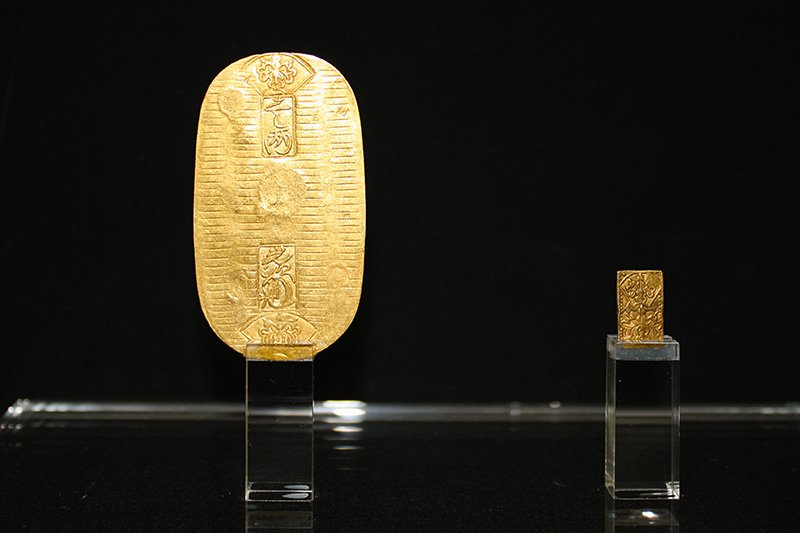 A gold koban coin (left) and ichibu ingot. (Photo courtesy of Golden Sado)