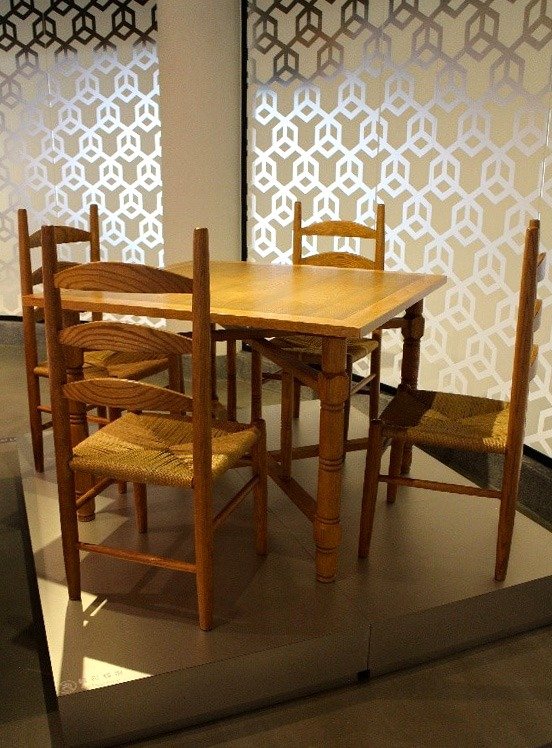 林栄烈が顔水龍と一緒に制作した「木製餐桌椅組」(筆者撮影)