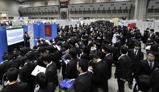 2010年卒業予定の学生向けに催された合同企業説明会では、厳しい雇用情勢に学生たちが危機感を募らせた=2009年01月11日、東京都江東区の東京ビッグサイト(時事)