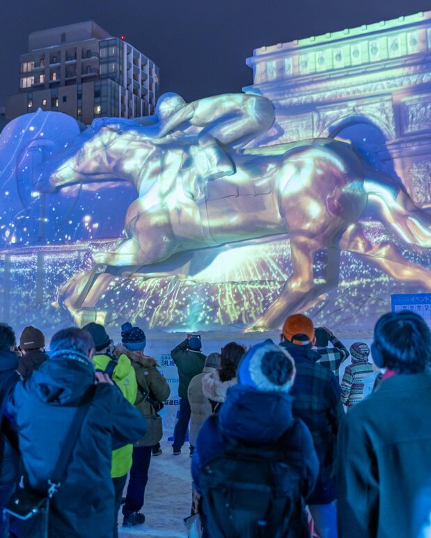 Las esculturas de hielo y nieve, fantásticamente esculpidas e iluminadas, atraen a multitudes al Festival de la Nieve de Sapporo. La fotografía es de febrero de 2020. (© Pixta)